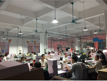 Huaisheng factory is busy with the cosmetics gift boxes production
